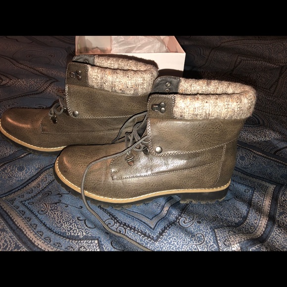 Boots - Picture 2 of 5